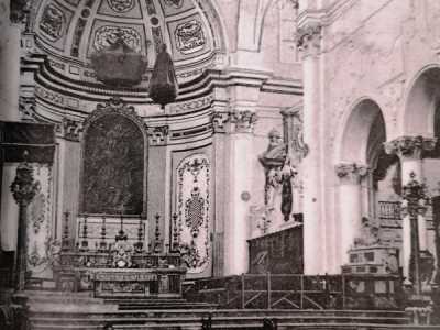...un luogo che nel corso dei secoli fu �violentato� e spogliato della propria storia artistica. Una prima volta nel 700, quando l�aggiunta di elementi come marmi policromi, stucchi, sculture e dipinti and� a coprire gli affreschi e i decori bizantini che adornavano le mura...